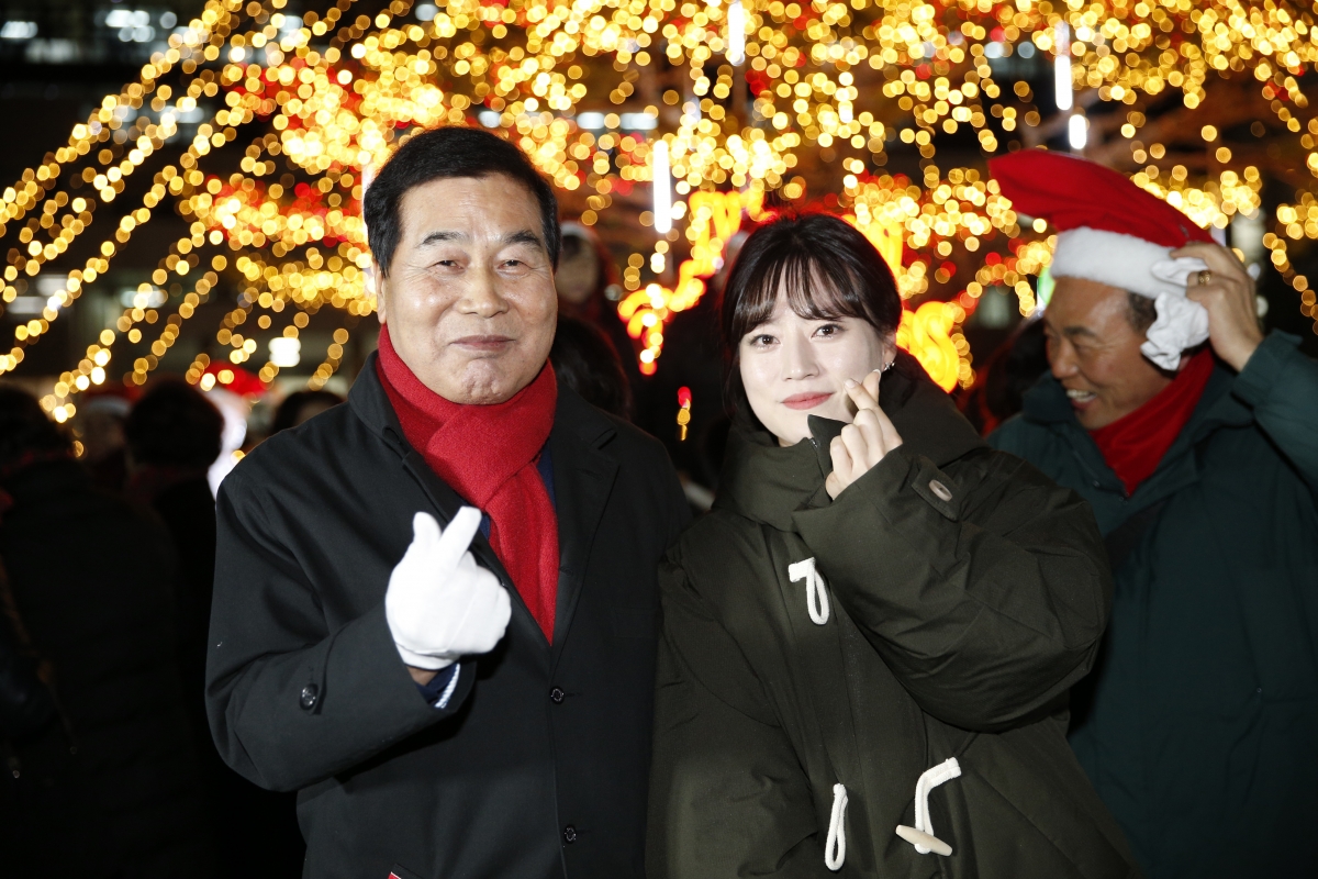 20231128-153[_P7U1117 복사-시청 원형화단 트리 점등식.jpg