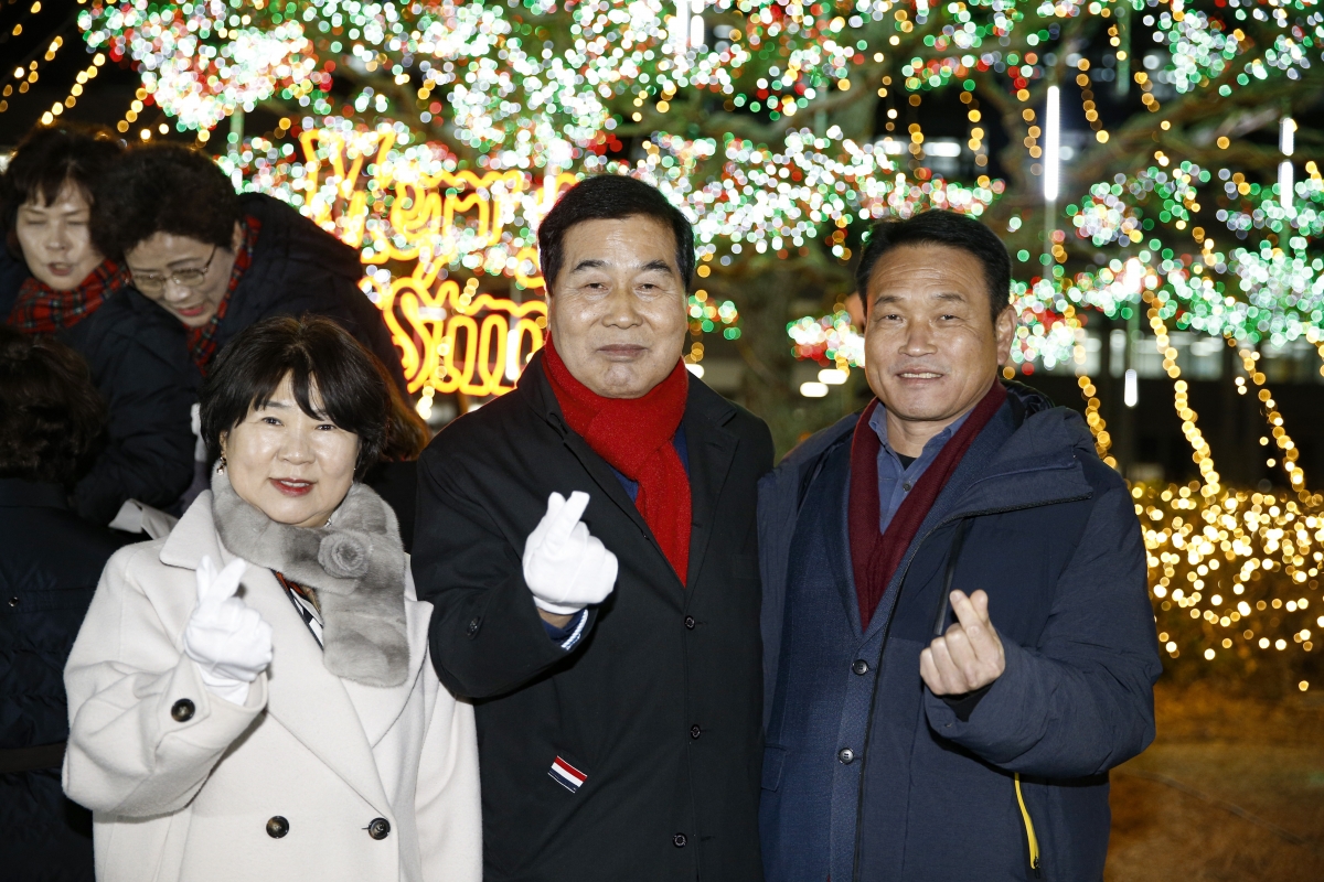 20231128-155[_P7U1121 복사-시청 원형화단 트리 점등식.jpg