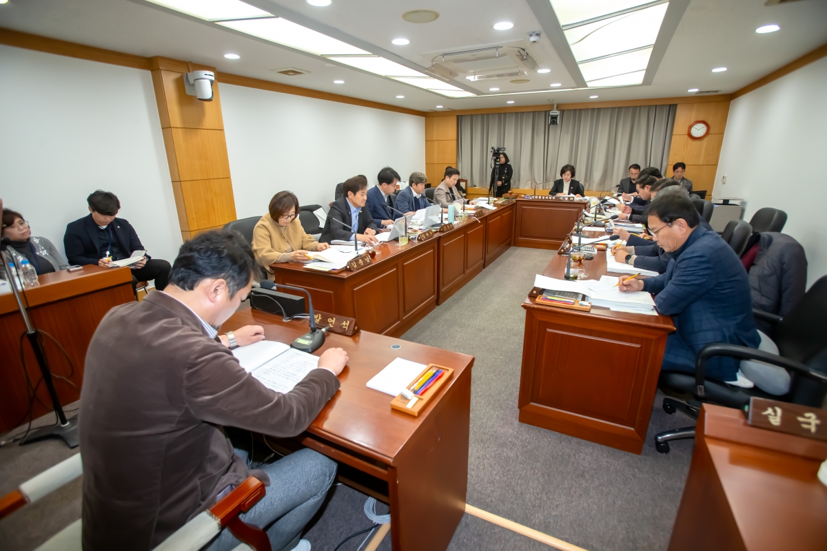 20231128-024[_P7U0792-제272회 제2차 정례회시 기획행정위원회 조례안 심사활동.jpg