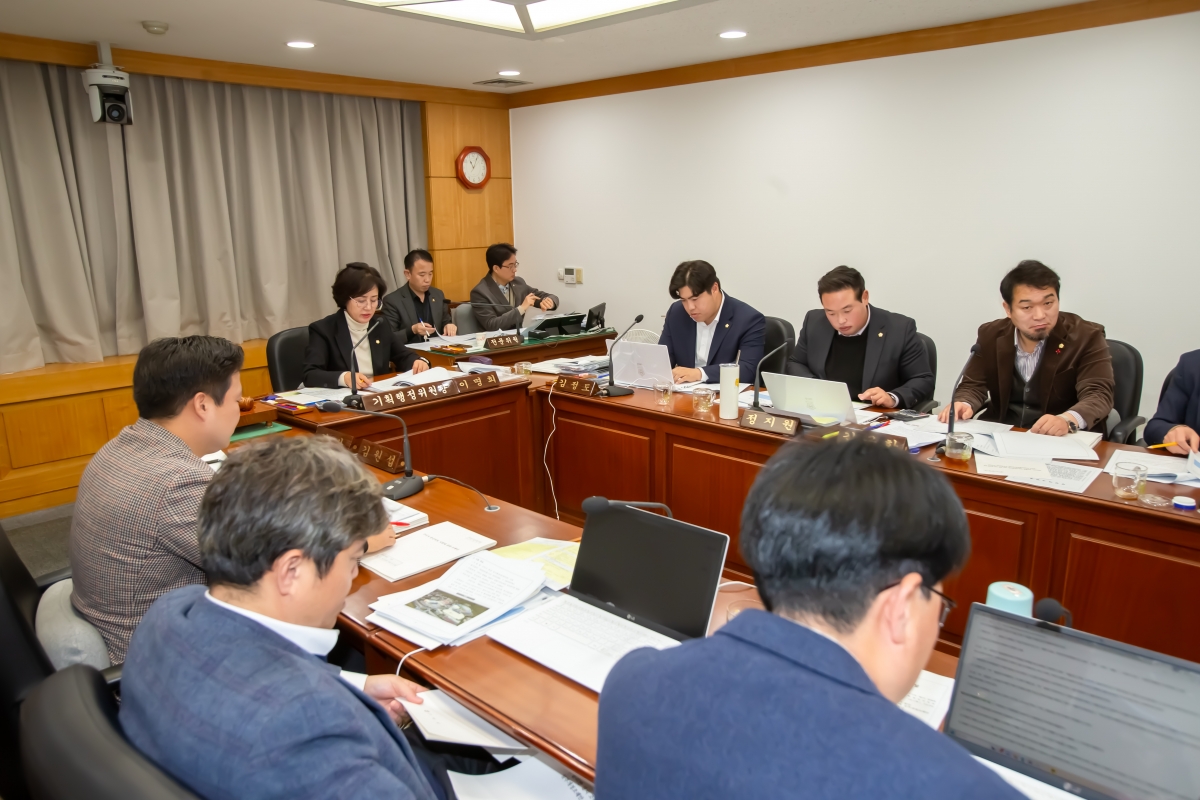 20231128-034[_P7U0843-제272회 제2차 정례회시 기획행정위원회 조례안 심사활동.jpg