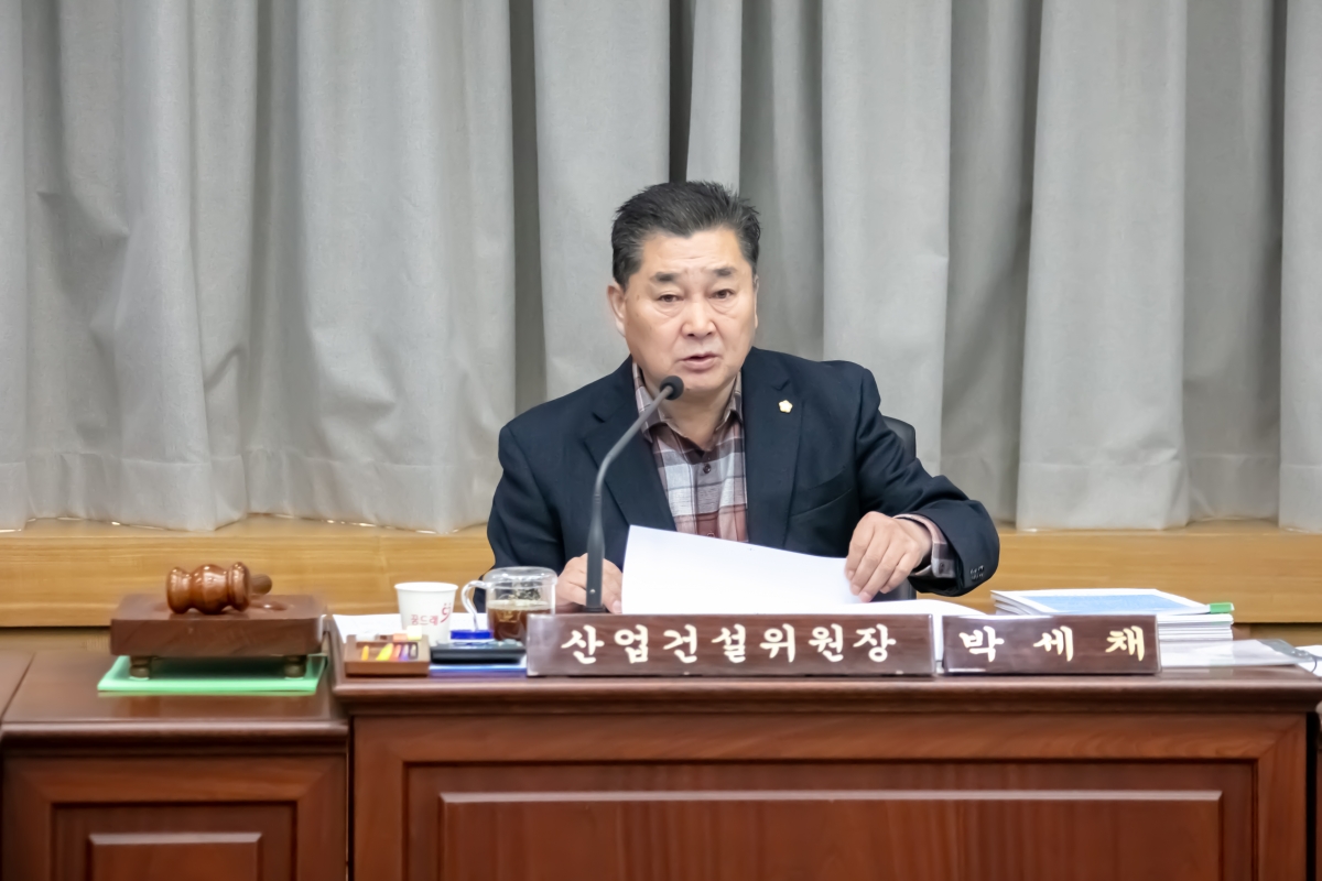20231128-037[IMG_8067-제272회 제2차 정례회시 산업건설위원회 조례안 심사활동.jpg