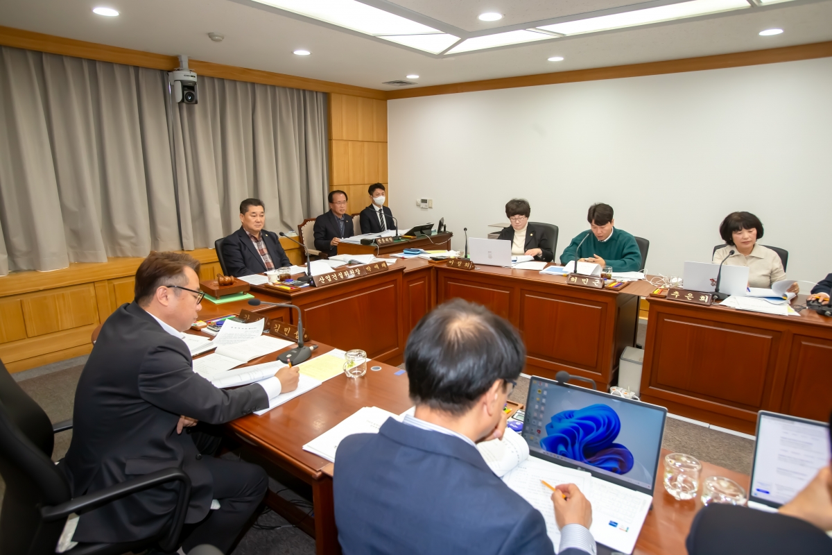 20231128-053[_P7U0824-제272회 제2차 정례회시 산업건설위원회 조례안 심사활동.jpg