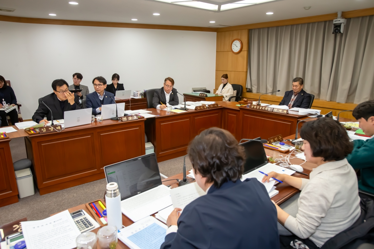 20231128-054[_P7U0826-제272회 제2차 정례회시 산업건설위원회 조례안 심사활동.jpg