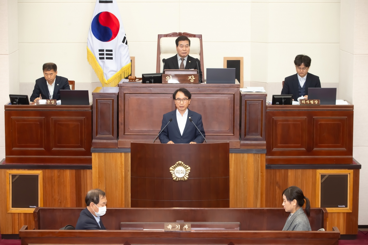 20231213-020[_P7U2938-제272회 제2차 정례회 제2차 본회의시 의원연구단체 자치법규 연구회 대표의원 이상호 의원 결과보고.jpg