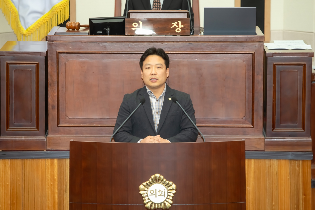 20231213-030[_P7U2974-제272회 제2차 정례회 제2차 본회의시 김원섭 기획행정위원회 간사 상임위원회 활동결과보고.jpg