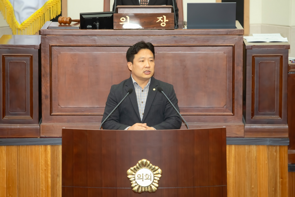 20231213-029[_P7U2969-제272회 제2차 정례회 제2차 본회의시 김원섭 기획행정위원회 간사 상임위원회 활동결과보고.jpg