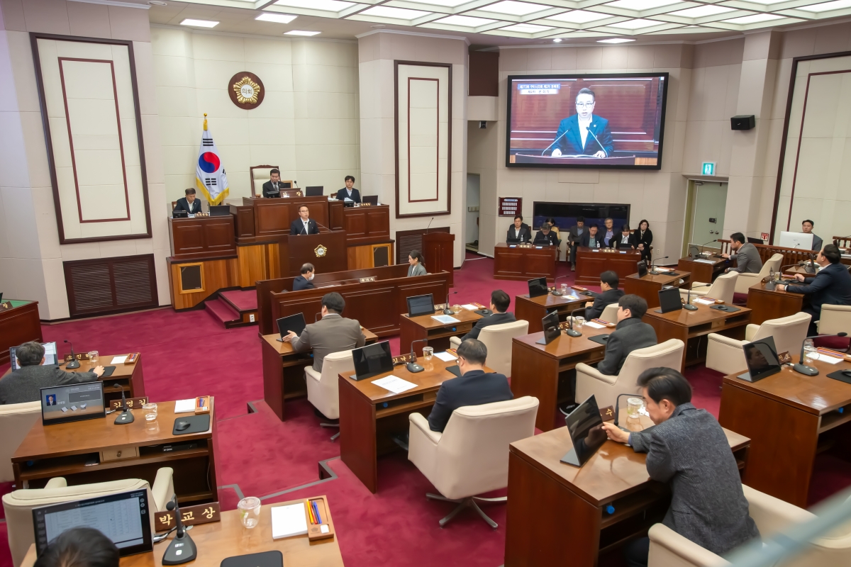 20231213-042[_P7U3012-제272회 제2차 정례회 제2차 본회의시 김민성 산업건설위원회 간사 상임위원회 활동결과보고.jpg