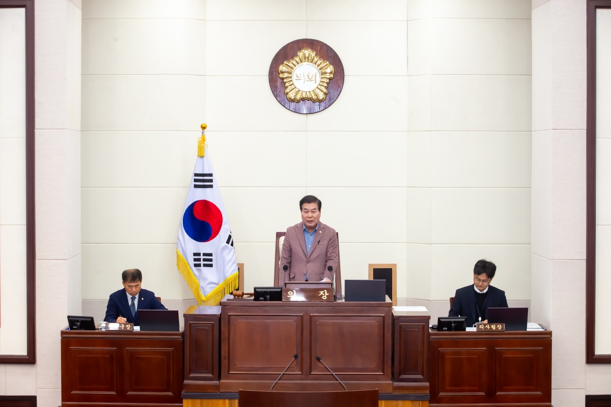 20231219-013[_P7U3521-제272회 제2차 정례회 제3차 본회의시 안주찬 의장 회의주재.jpg