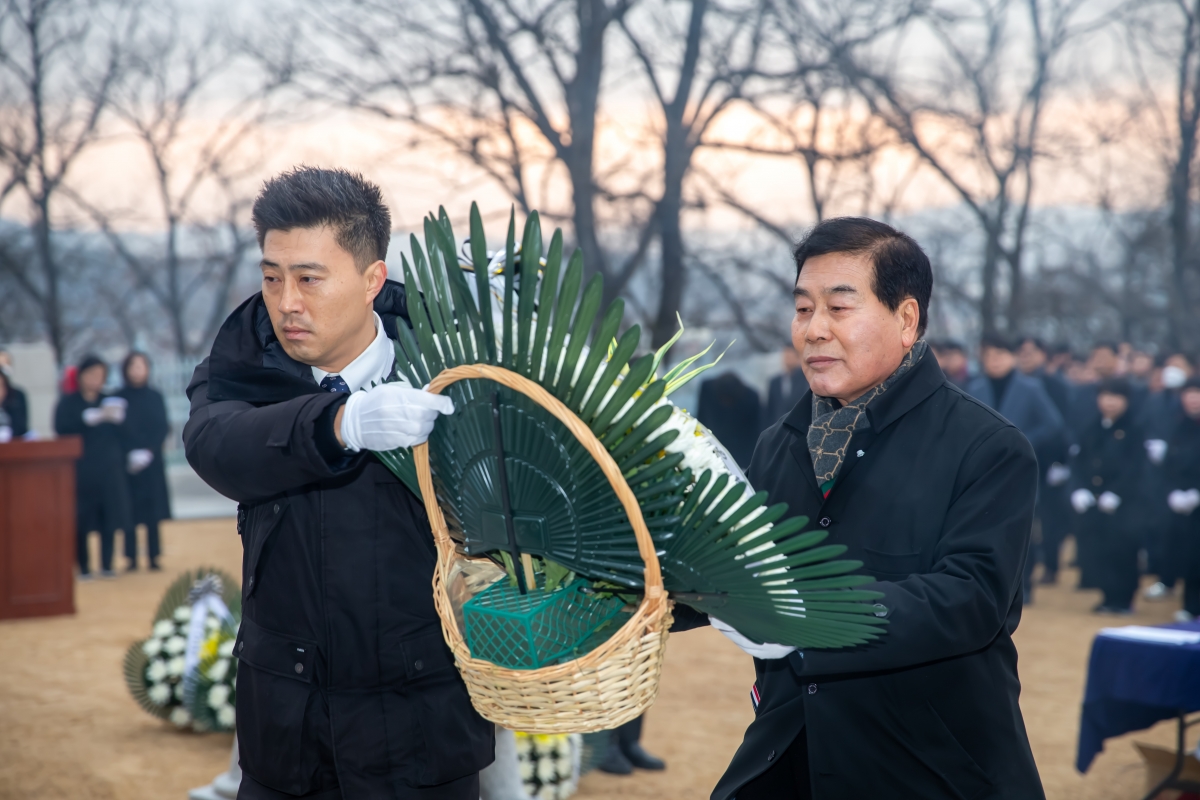 20240102-036[_P7U8862-2024년 새해 충혼탑 참배.jpg