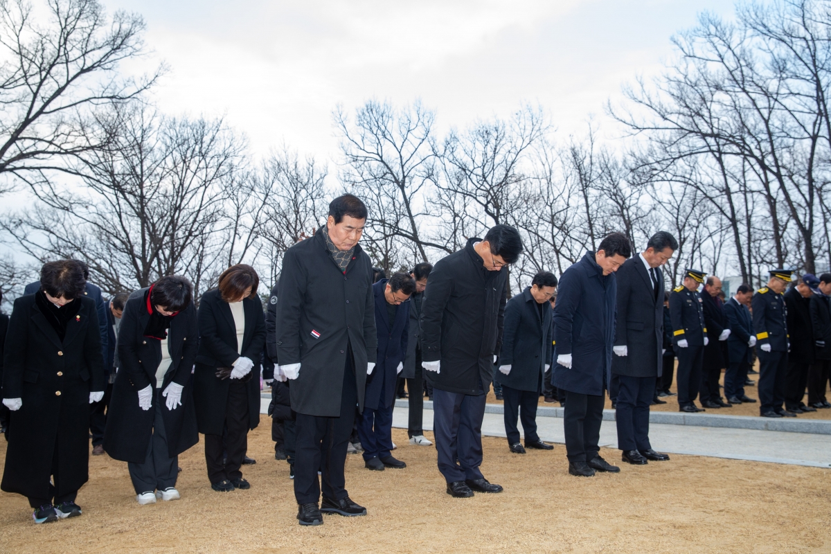 20240102-062[_P7U8908-2024년 새해 충혼탑 참배.jpg