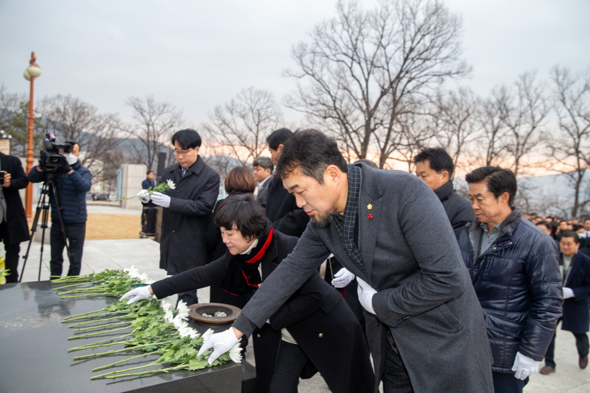 20240102-046[_P7U8881-2024년 새해 충혼탑 참배.jpg