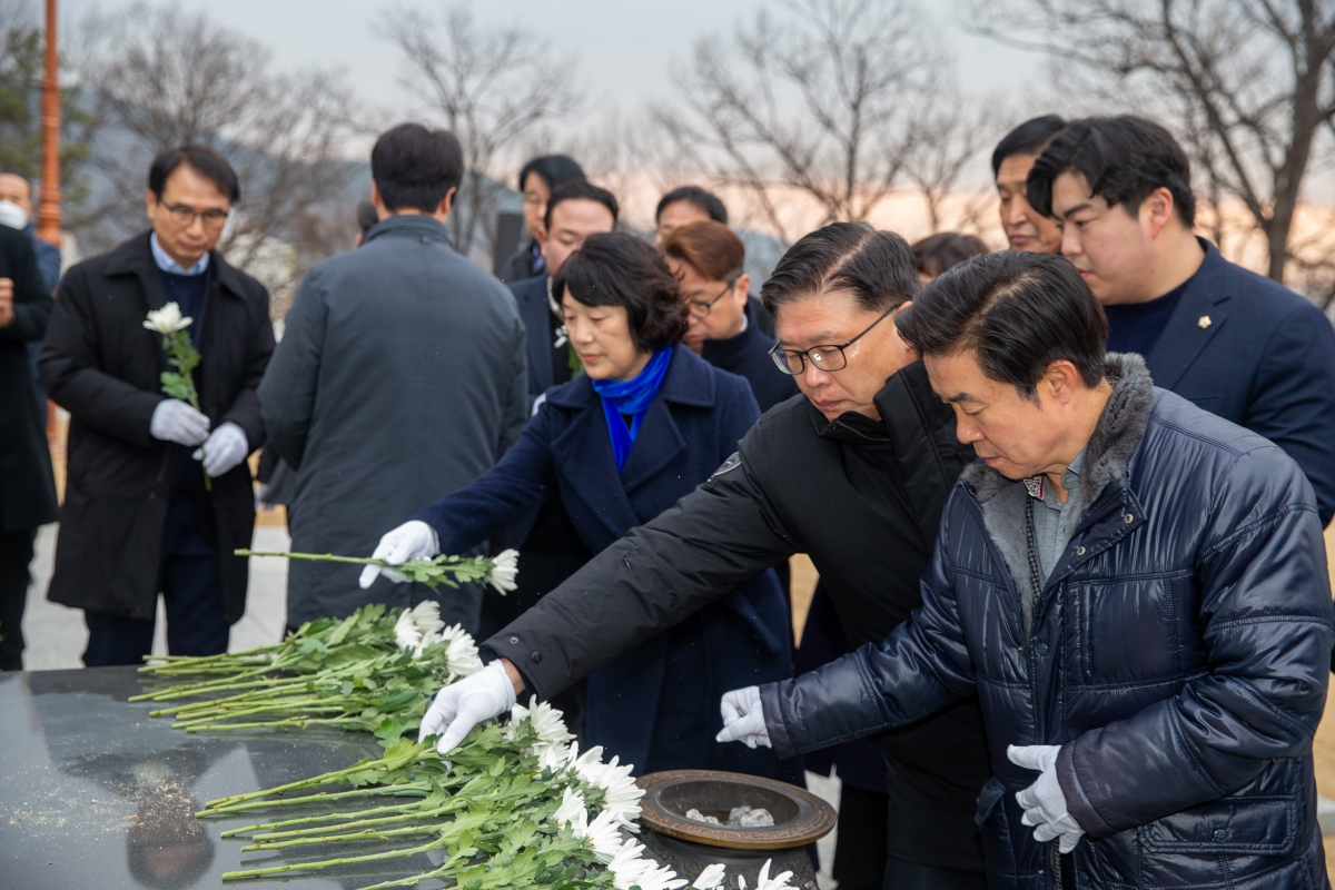20240102-052[_P7U8891-2024년 새해 충혼탑 참배.jpg