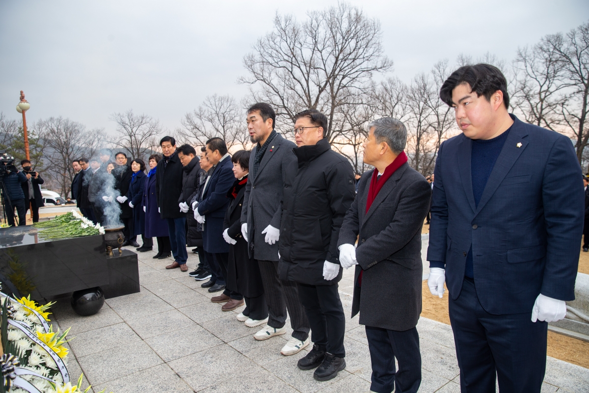 20240102-061[_P7U8906-2024년 새해 충혼탑 참배.jpg