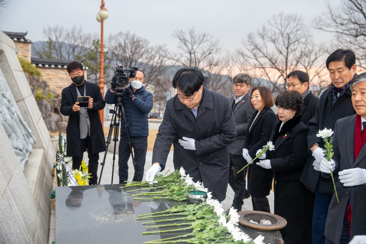20240102-047[_P7U8882-2024년 새해 충혼탑 참배.jpg