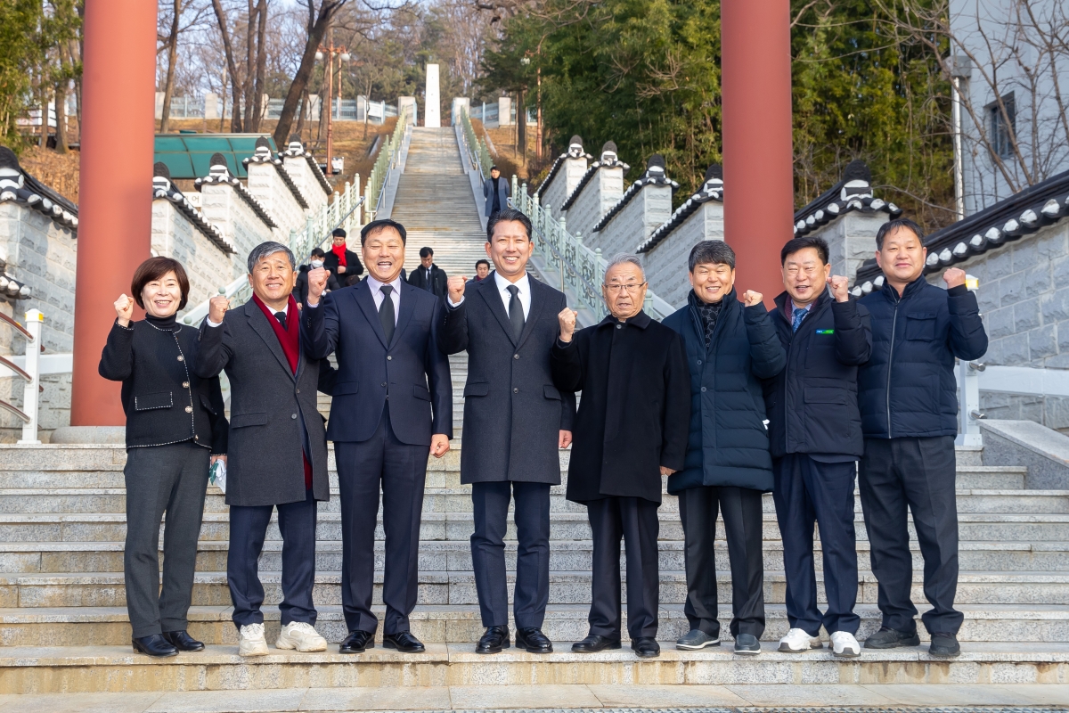 20240102-082[_P7U8966-2024년 새해 충혼탑 참배.jpg
