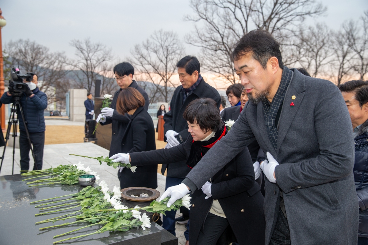 20240102-045[_P7U8880-2024년 새해 충혼탑 참배.jpg