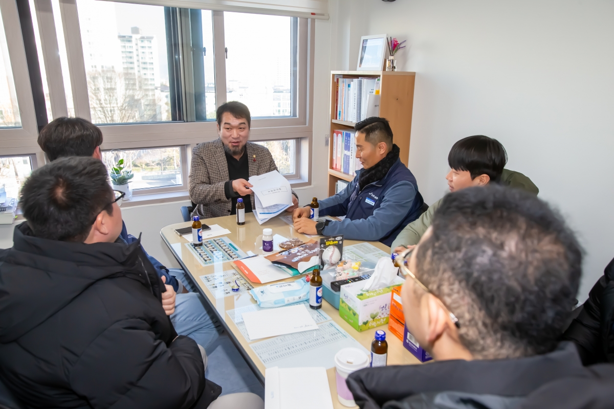 20240104-023[_P7U9230-SK실트론 최무환 노조위원장 일행 의회 방문.jpg