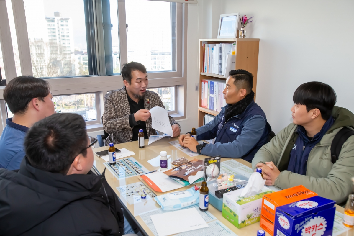 20240104-024[_P7U9232-SK실트론 최무환 노조위원장 일행 의회 방문.jpg