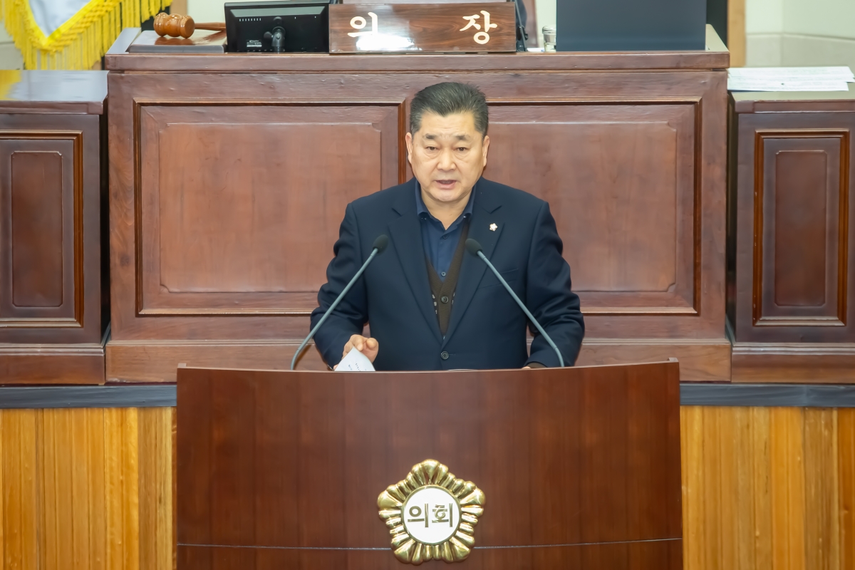 20240123-019[_P7U0357-제273회 임시회 제4차 본회의시 박세채 산업건설위원장 상임위원회 활동결과보고.jpg
