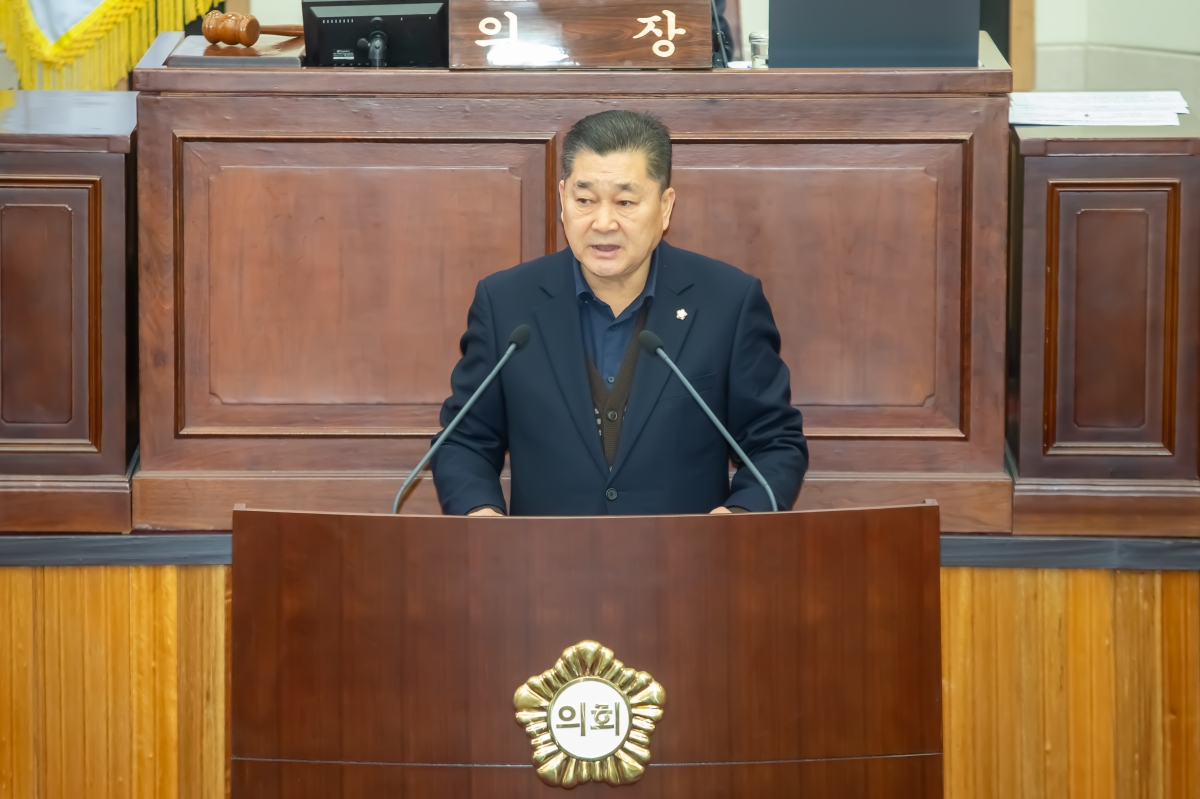 20240123-020[_P7U0361-제273회 임시회 제4차 본회의시 박세채 산업건설위원장 상임위원회 활동결과보고.jpg