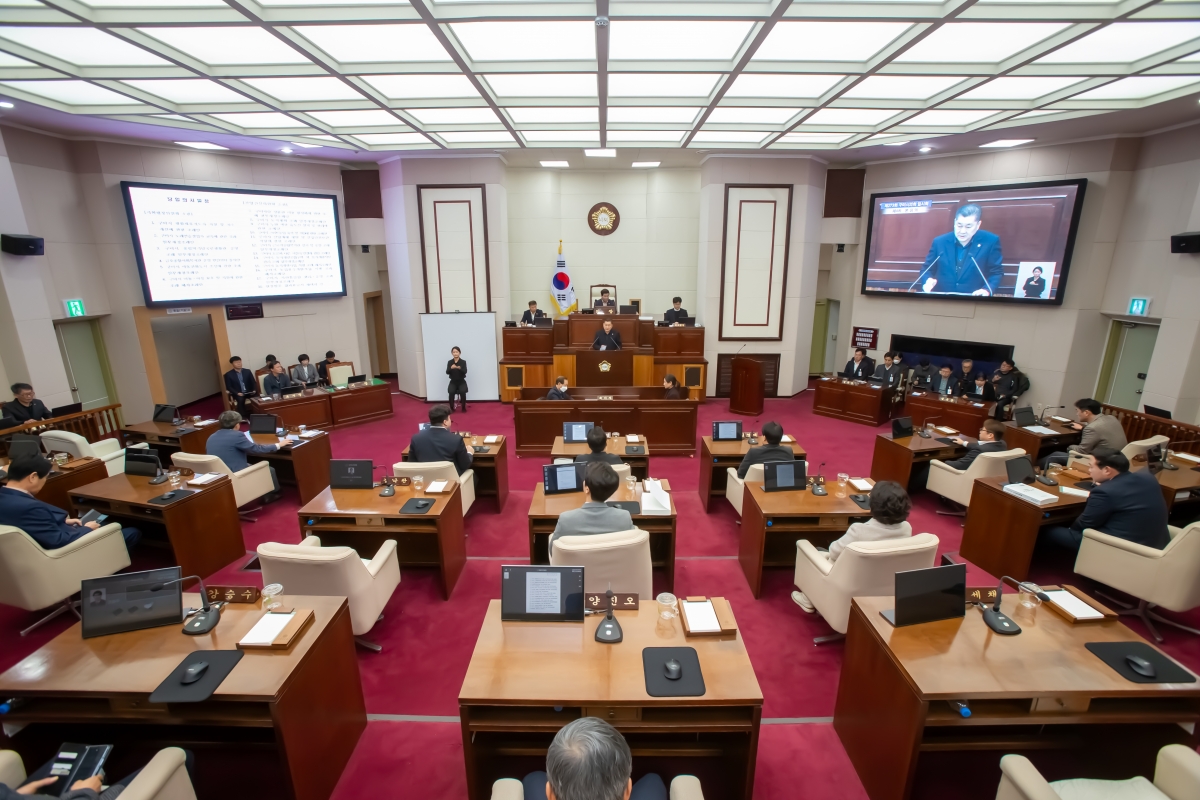 20240123-022[_P7U0365-제273회 임시회 제4차 본회의시 박세채 산업건설위원장 상임위원회 활동결과보고.jpg