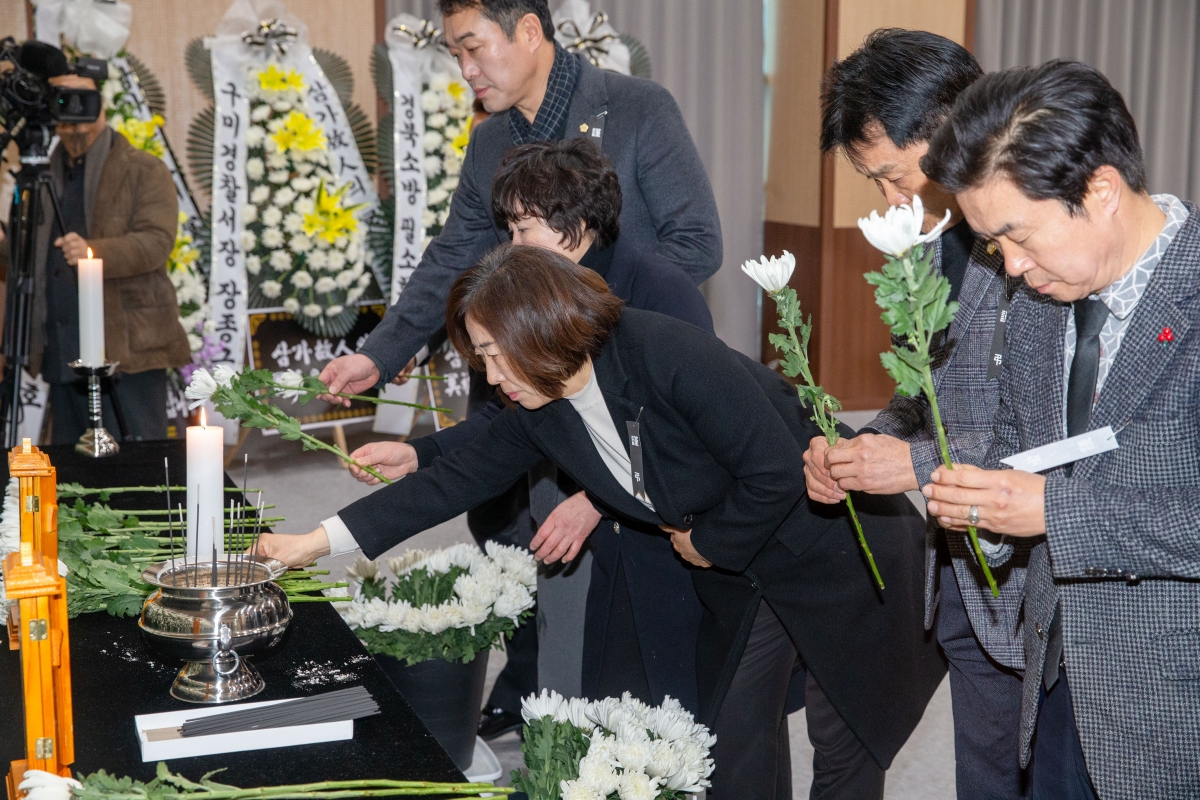 20240202-017[_P7U1006-문경 공장 화재사고 구미소방서 합동분향소 조문.jpg
