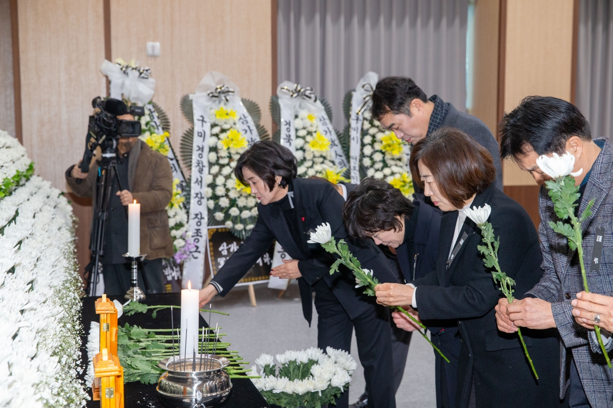 20240202-016[_P7U1004-문경 공장 화재사고 구미소방서 합동분향소 조문.jpg