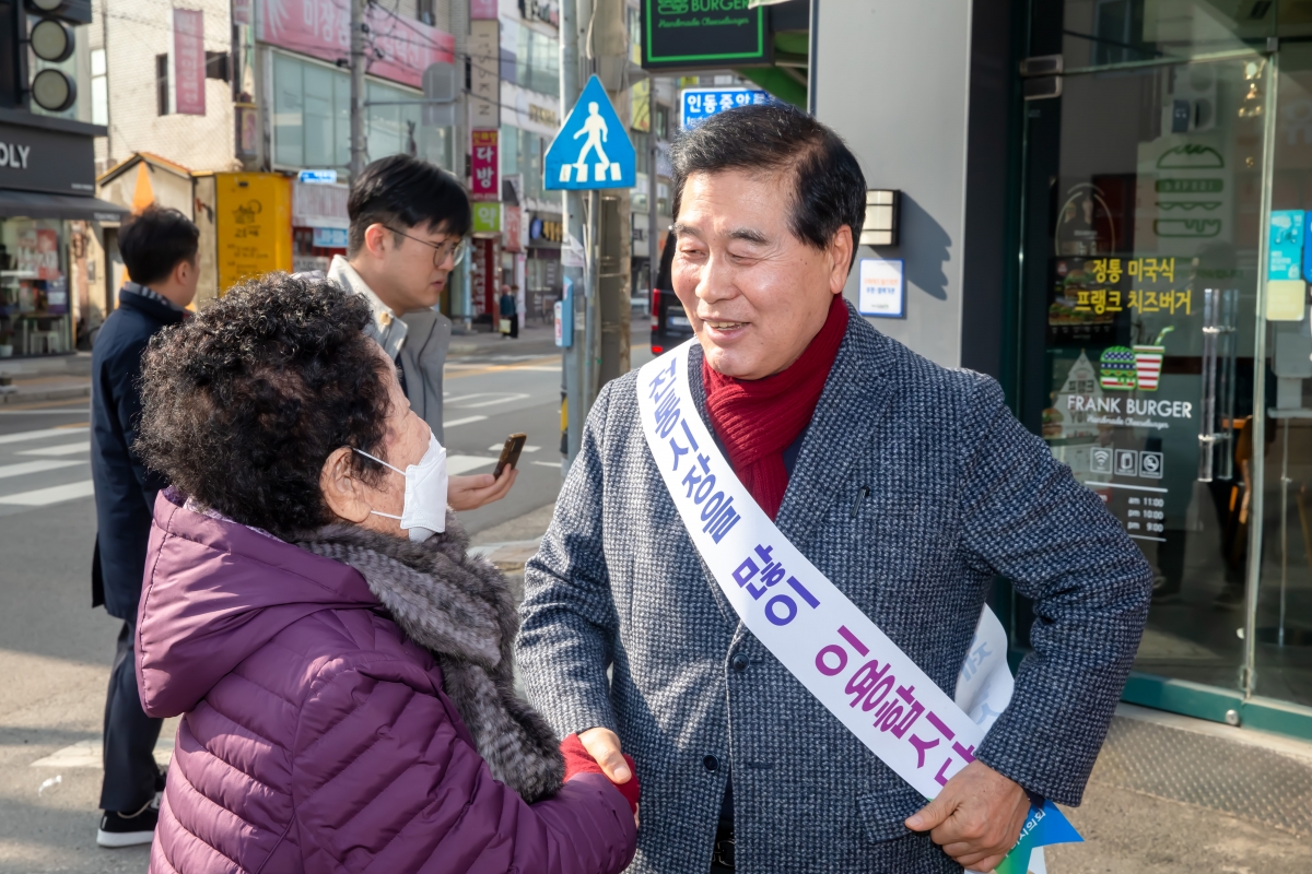 20240207-001[_P7U1180-설맞이 전통시장 장보기 행사-인동시장.jpg