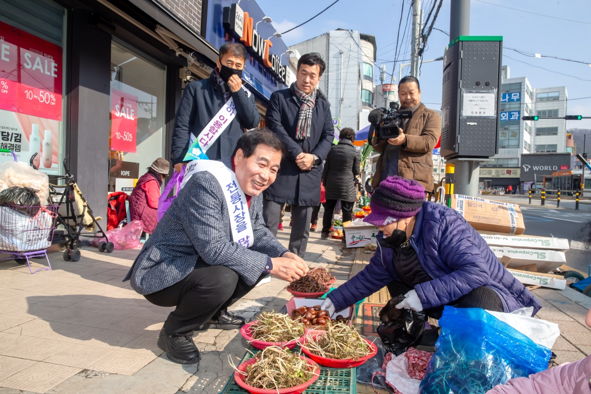 20240207-005[_P7U1196-설맞이 전통시장 장보기 행사-인동시장.jpg