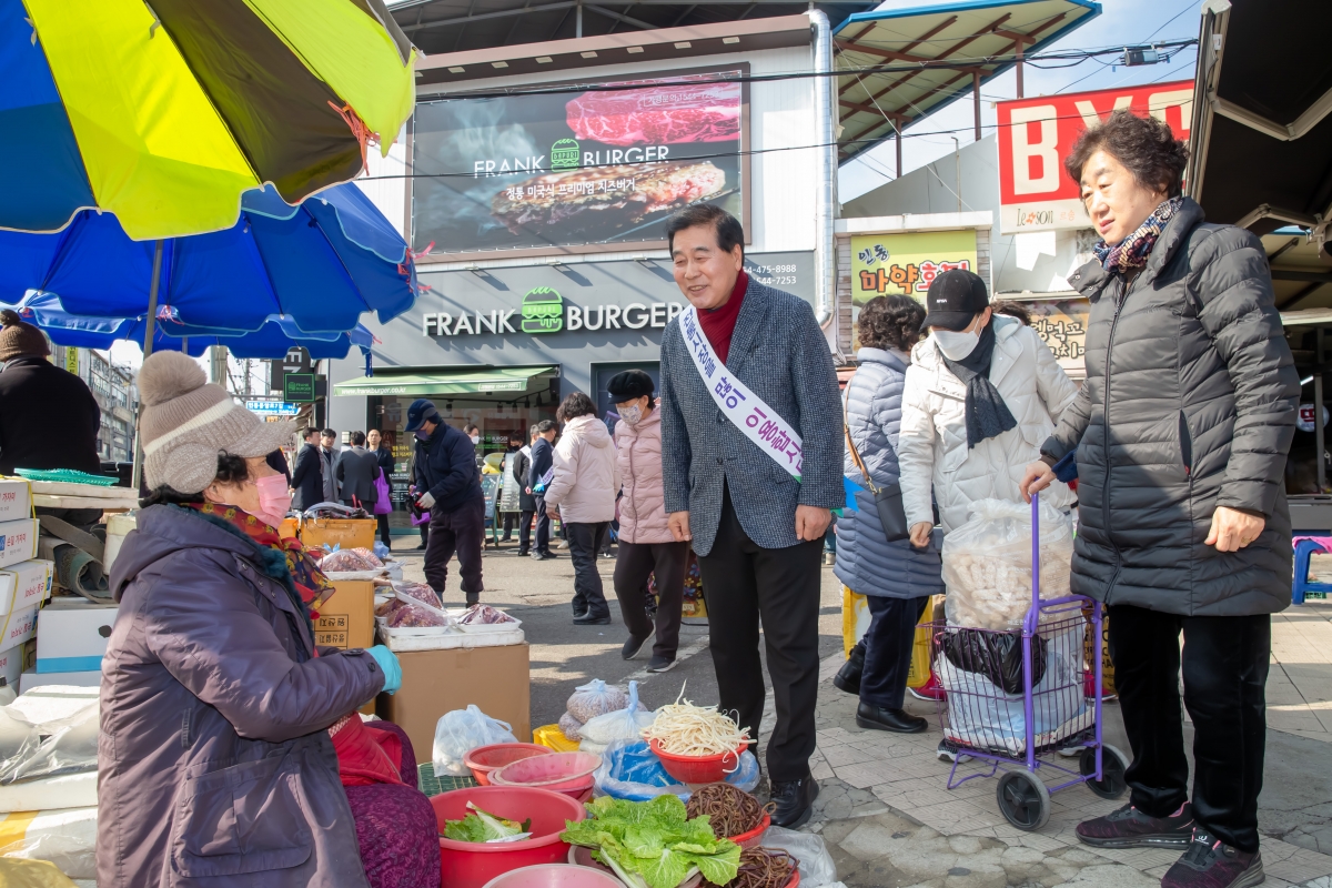 20240207-003[_P7U1187-설맞이 전통시장 장보기 행사-인동시장.jpg