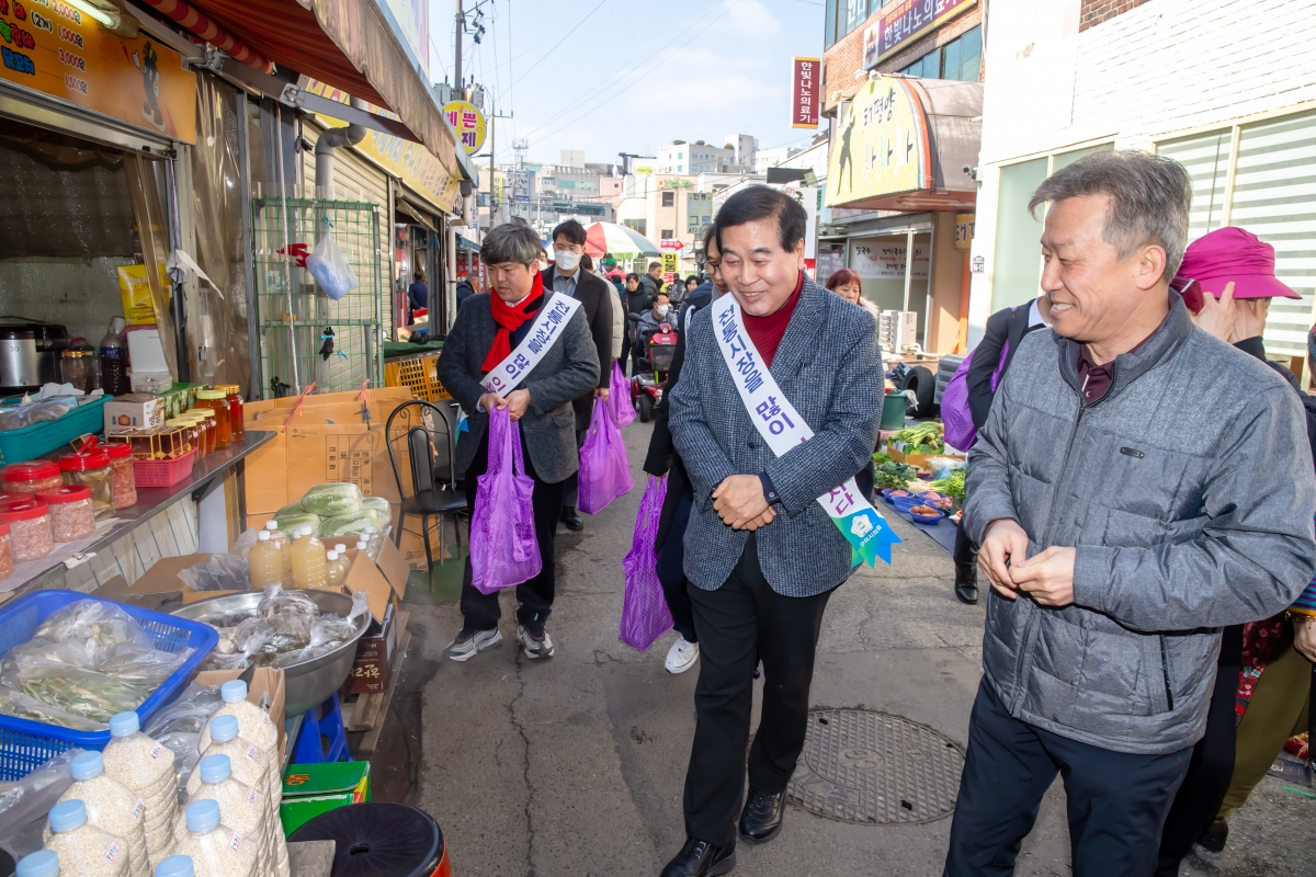 20240207-049[_P7U1317-설맞이 전통시장 장보기 행사-인동시장.jpg