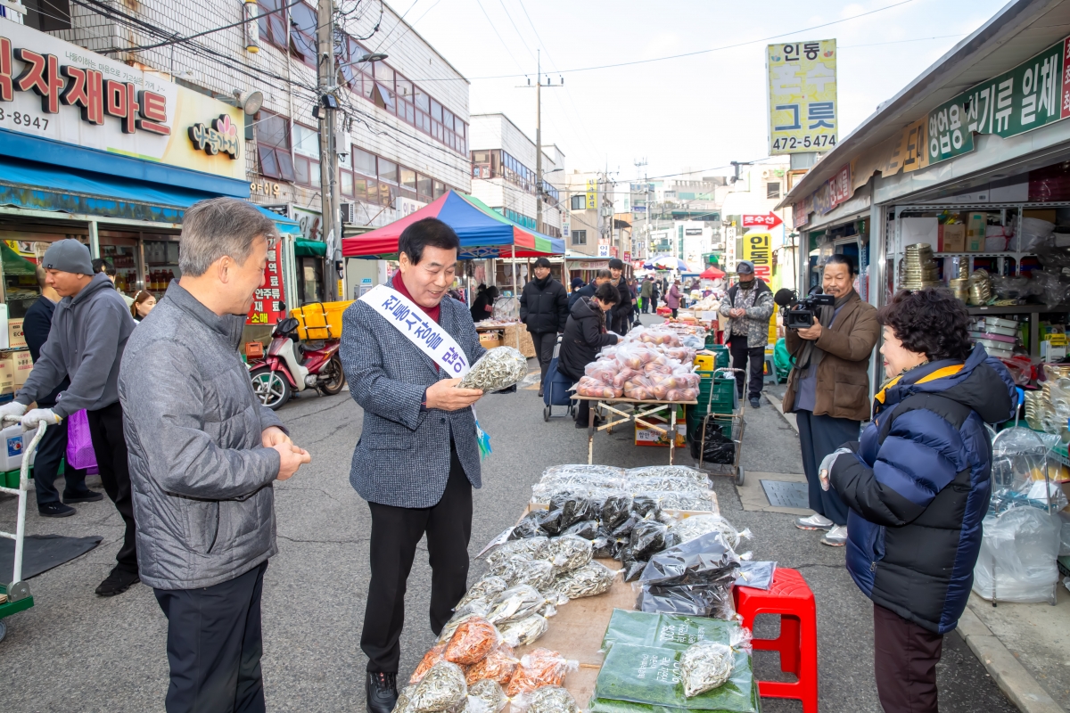 20240207-046[_P7U1308-설맞이 전통시장 장보기 행사-인동시장.jpg
