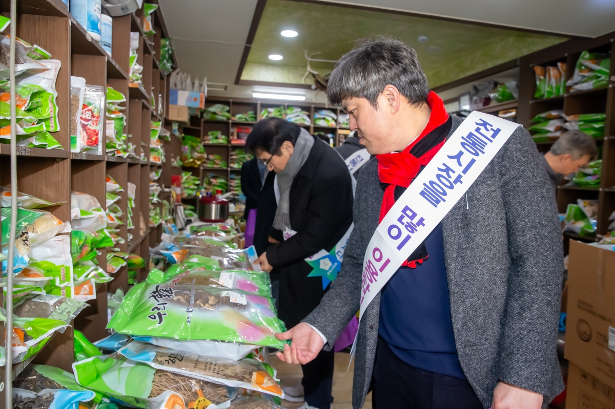 20240207-040[_P7U1292-설맞이 전통시장 장보기 행사-인동시장.jpg