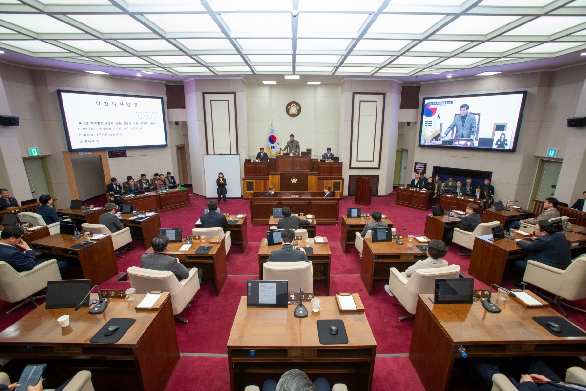 20240304-024[_P7U3249-제274회 임시회 제1차 본회의시 김차병 의회사무국장 일반사항보고.jpg