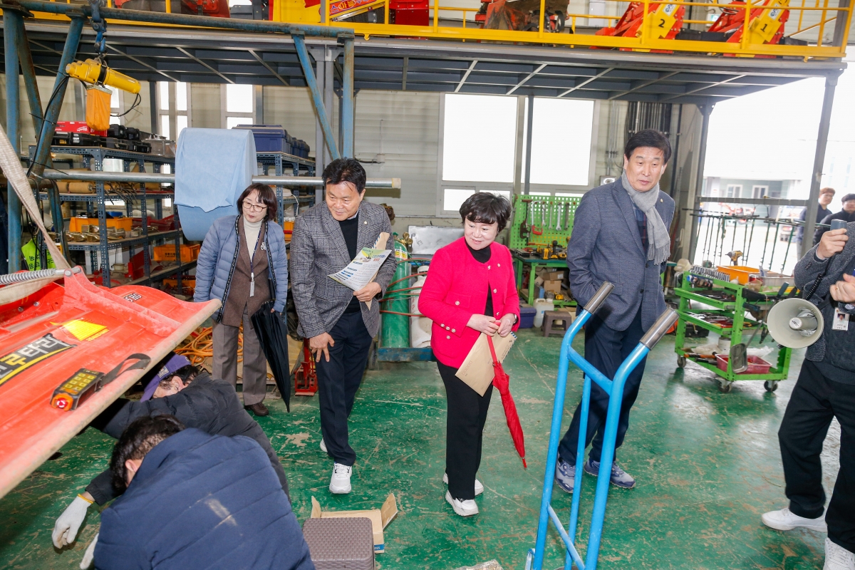 20240305-100[_P7U3462-1-제274회 임시회 산업건설위원회 농업기술센터 현장방문.jpg