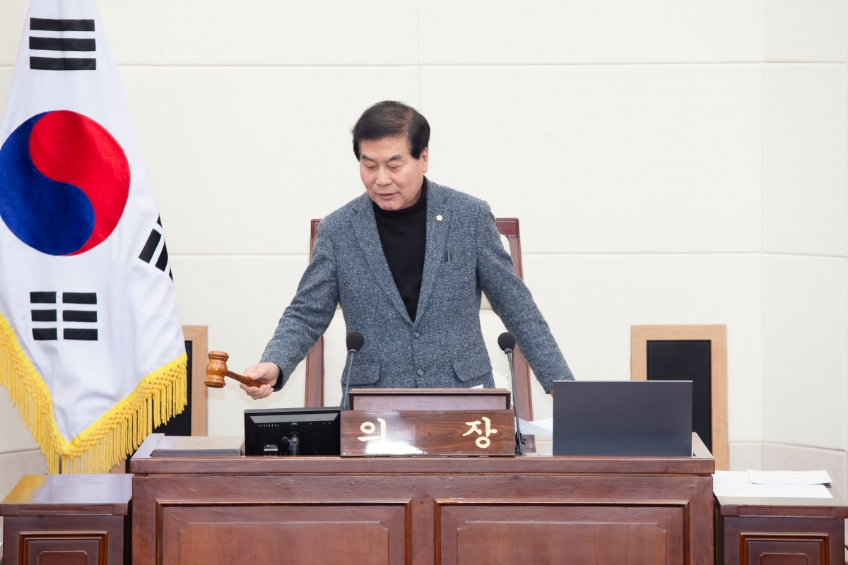 20240308-005[_P7U3800-제274회 임시회 제2차 본회의시 안주찬 의장 회의주재.jpg