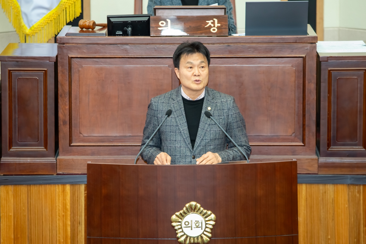 20240308-013[_P7U3824-제274회 임시회 제2차 본회의시 김영태 의회운영위원장 상임위원회 활동결과보고.jpg
