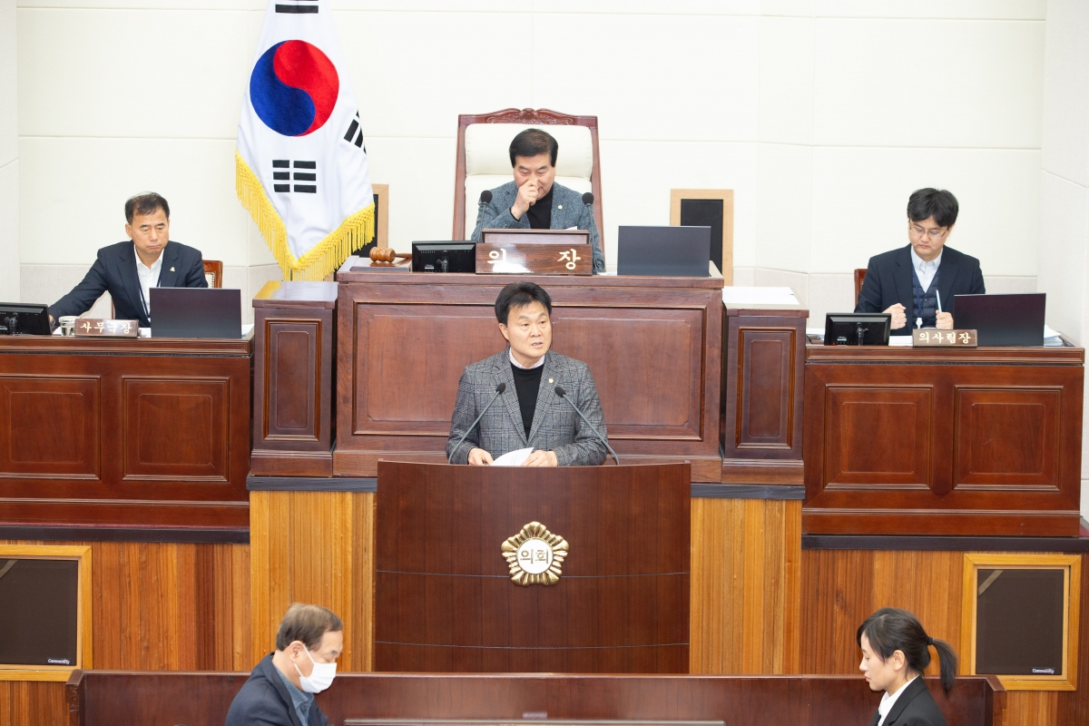20240308-014[_P7U3826-제274회 임시회 제2차 본회의시 김영태 의회운영위원장 상임위원회 활동결과보고.jpg