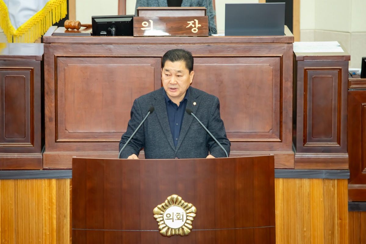 20240308-019[_P7U3843-제274회 임시회 제2차 본회의시 박세채 산업건설위원장 상임위원회 활동결과보고.jpg