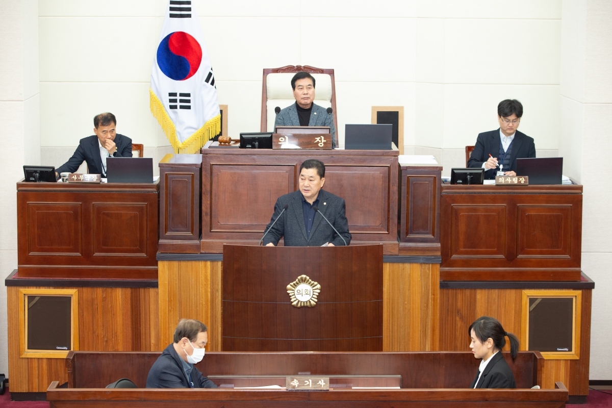 20240308-020[_P7U3848-제274회 임시회 제2차 본회의시 박세채 산업건설위원장 상임위원회 활동결과보고.jpg