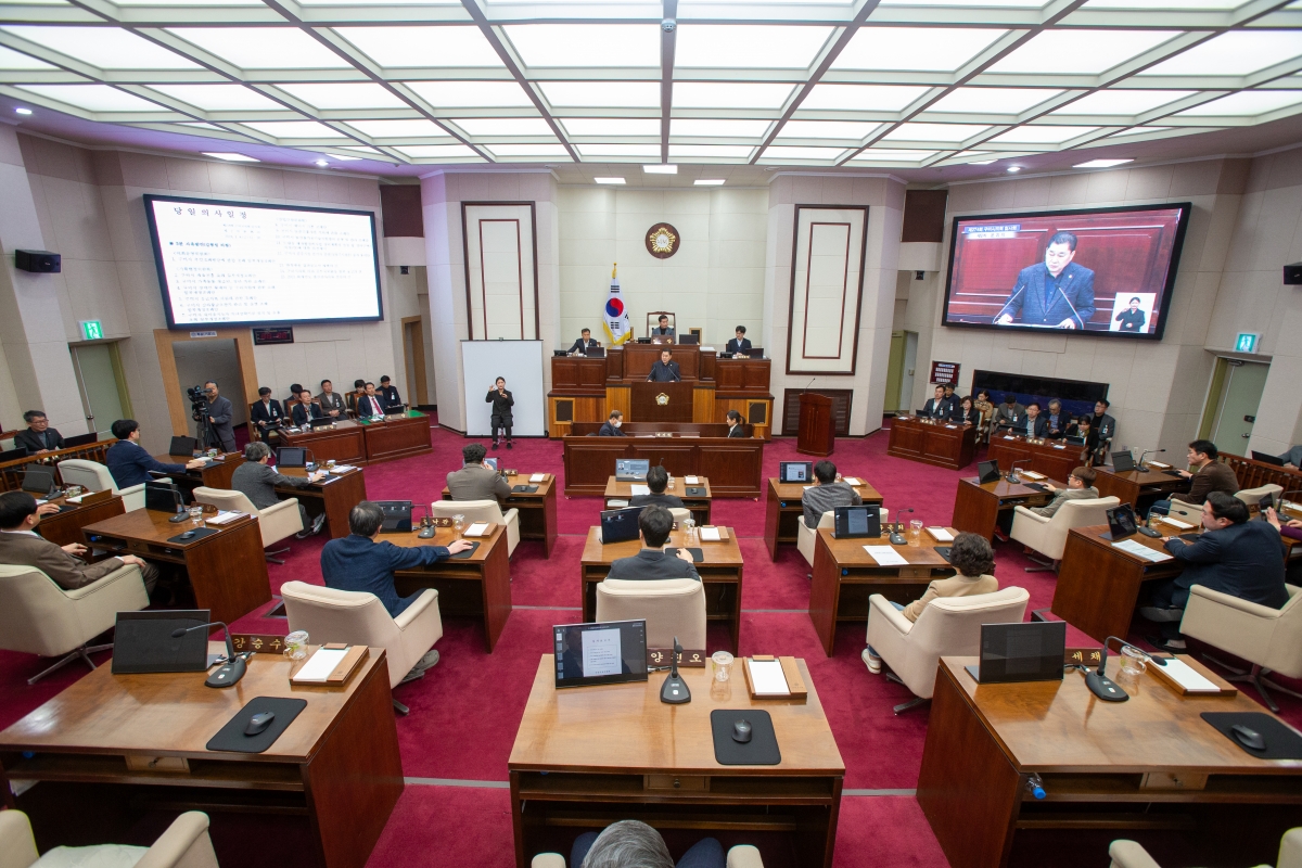 20240308-021[_P7U3850-제274회 임시회 제2차 본회의시 박세채 산업건설위원장 상임위원회 활동결과보고.jpg