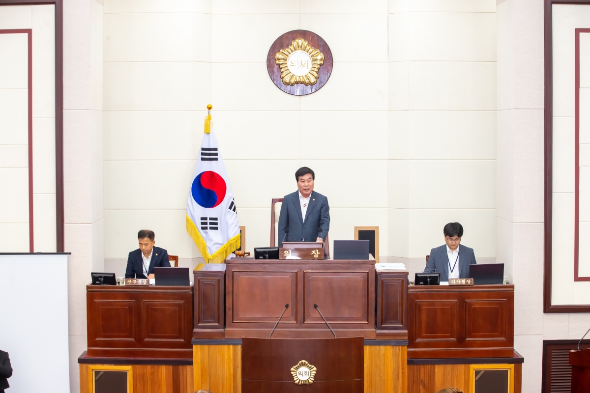 20240415-004[_P7U5939-제275회 임시회 제1차 본회의시 안주찬 의장 회의주재.jpg
