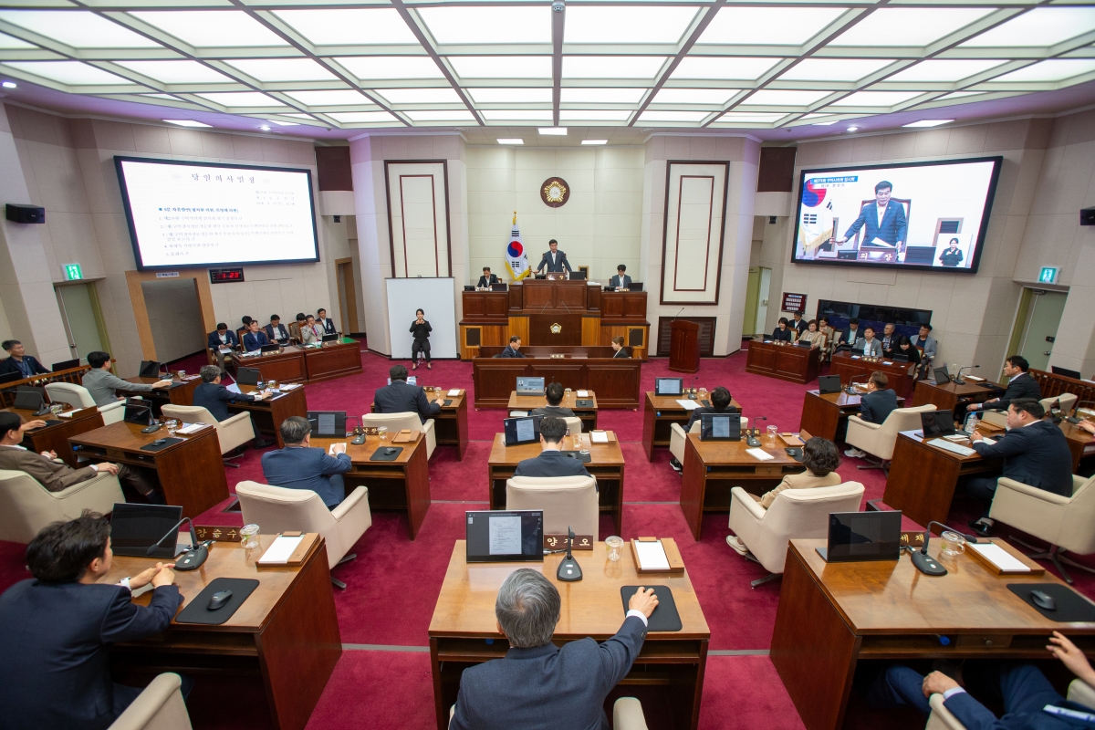 20240415-006[_P7U5982-제275회 임시회 제1차 본회의시 안주찬 의장 회의주재.jpg