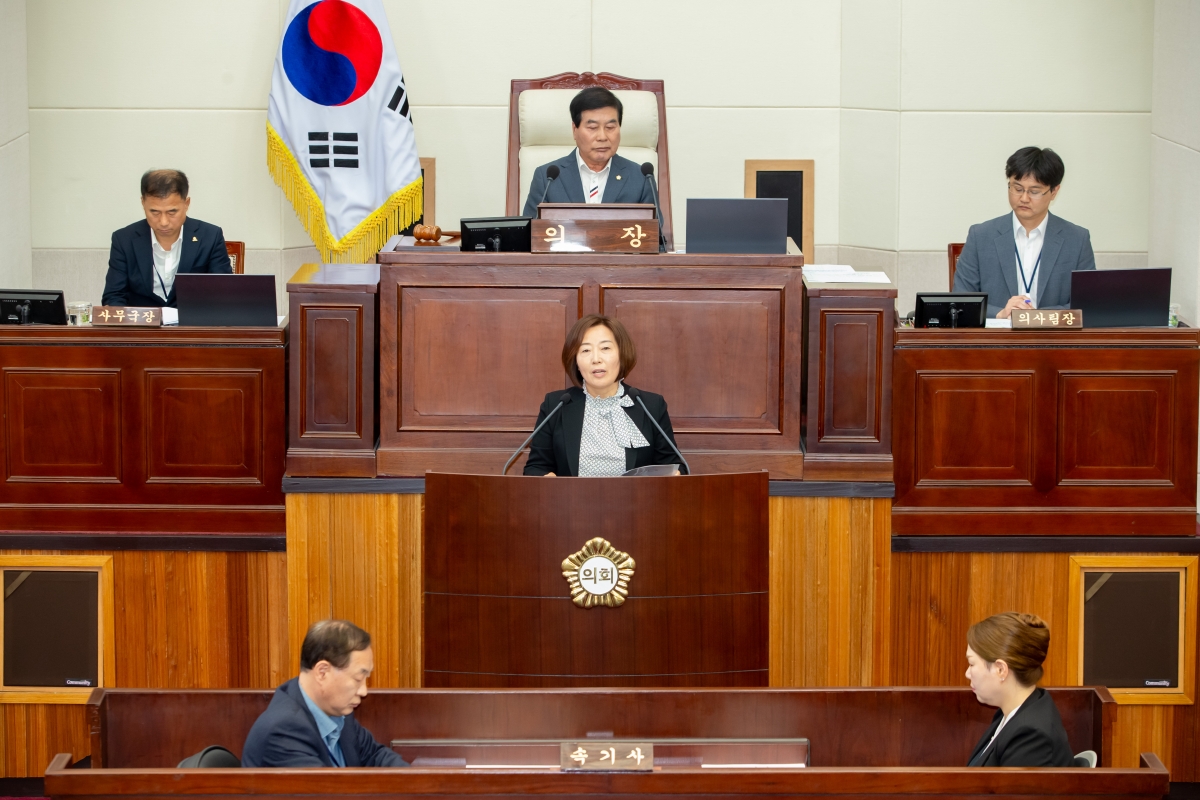 20240415-028[_P7U6009-제275회 임시회 제1차 본회의시 인사청문회특별위원장에 선임된 김춘남 의원 인사.jpg