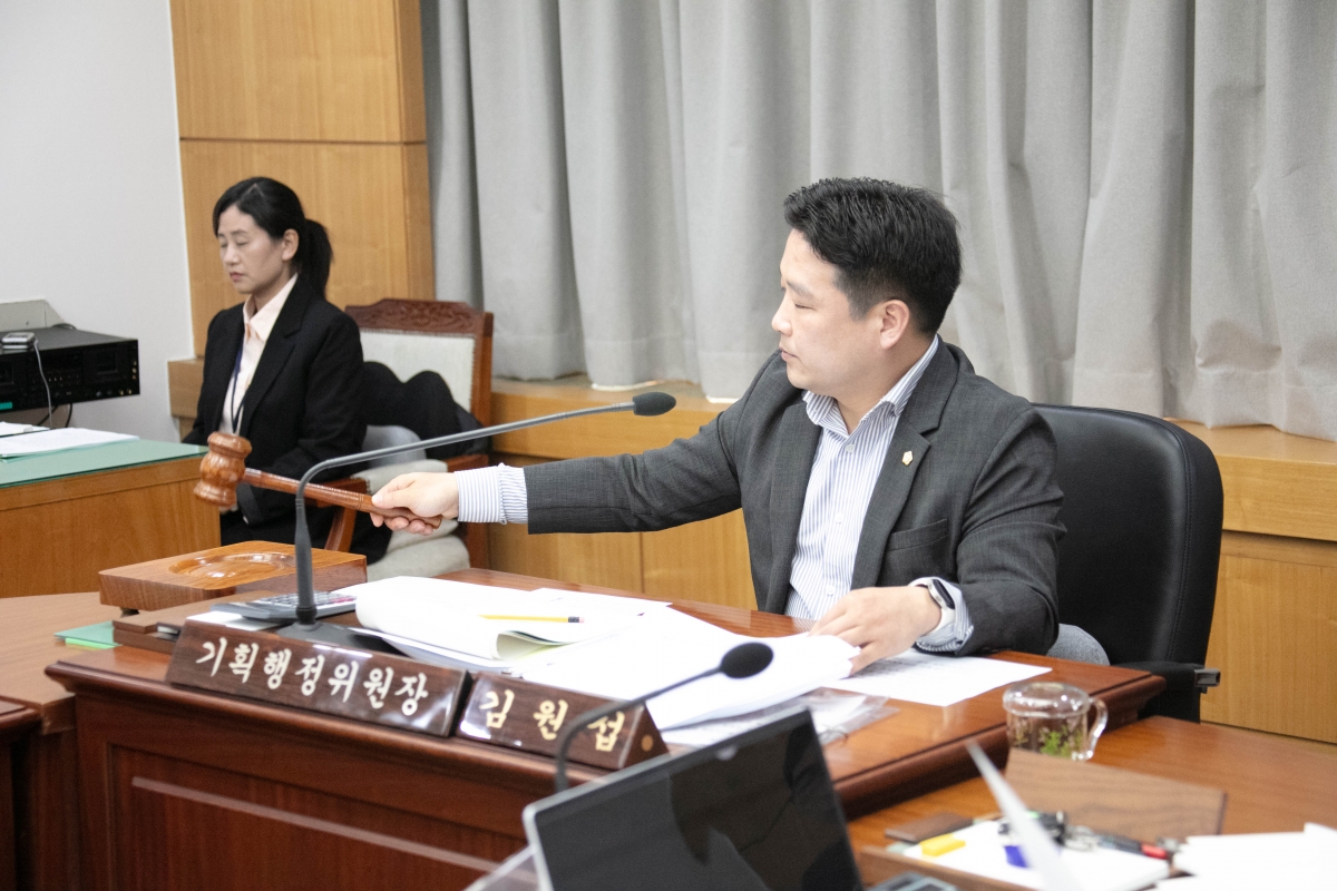 20240416-028[IMG_0510-제275회 임시회 기획행정위원회 소관 조례안 심사 및 2024년도 행정사무감사계획서 작성.jpg
