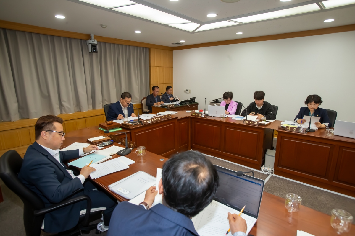20240416-051[_P7U6109-제275회 임시회 산업건설위원회 소관 조례안 심사 및 2024년도 행정사무감사계획서 작성.jpg