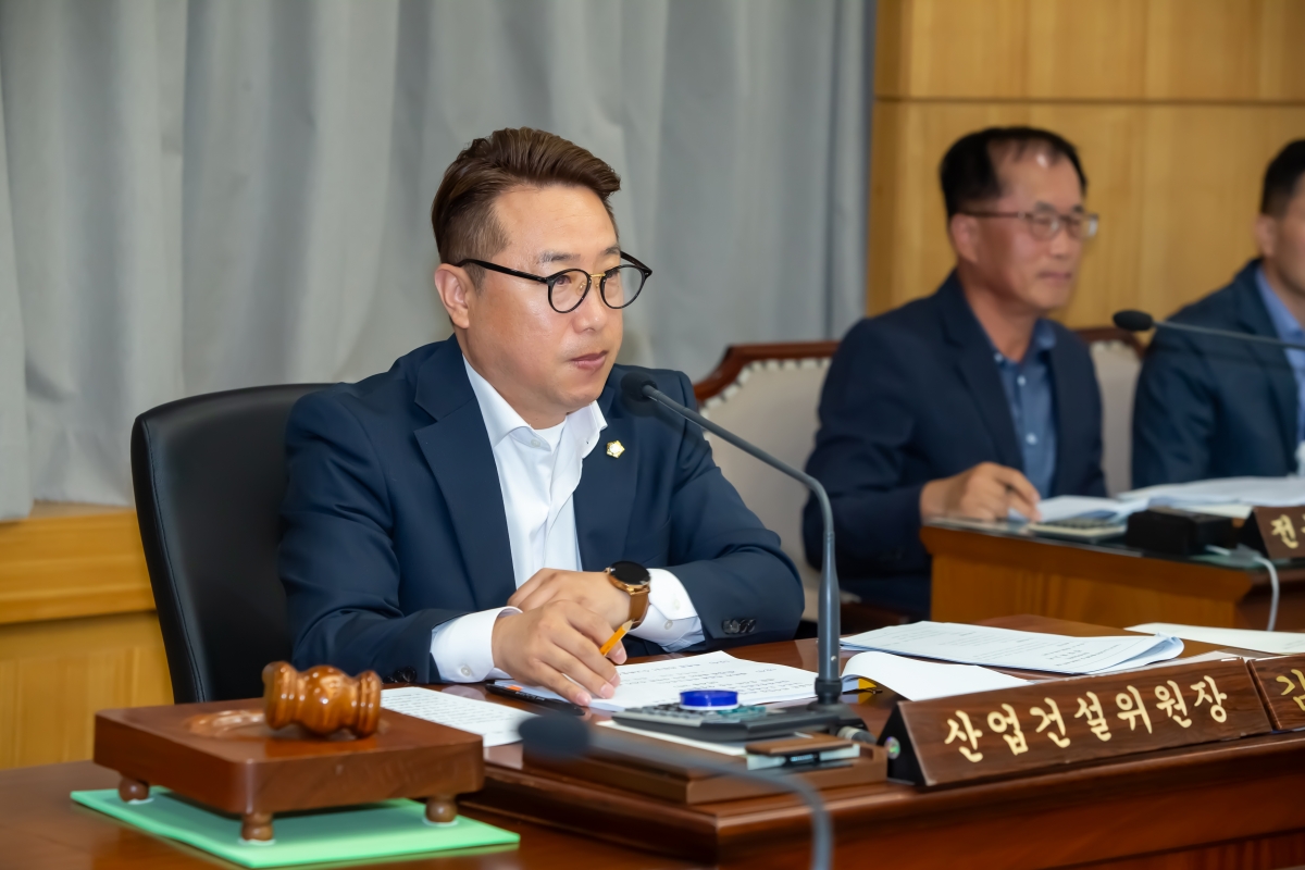 20240416-057[_P7U6162-제275회 임시회 산업건설위원회 소관 조례안 심사 및 2024년도 행정사무감사계획서 작성.jpg