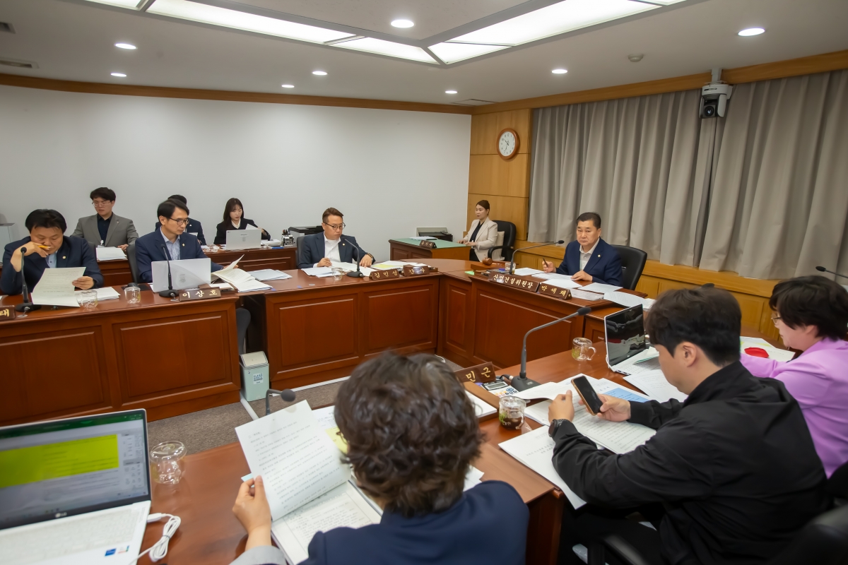 20240416-050[_P7U6107-제275회 임시회 산업건설위원회 소관 조례안 심사 및 2024년도 행정사무감사계획서 작성.jpg