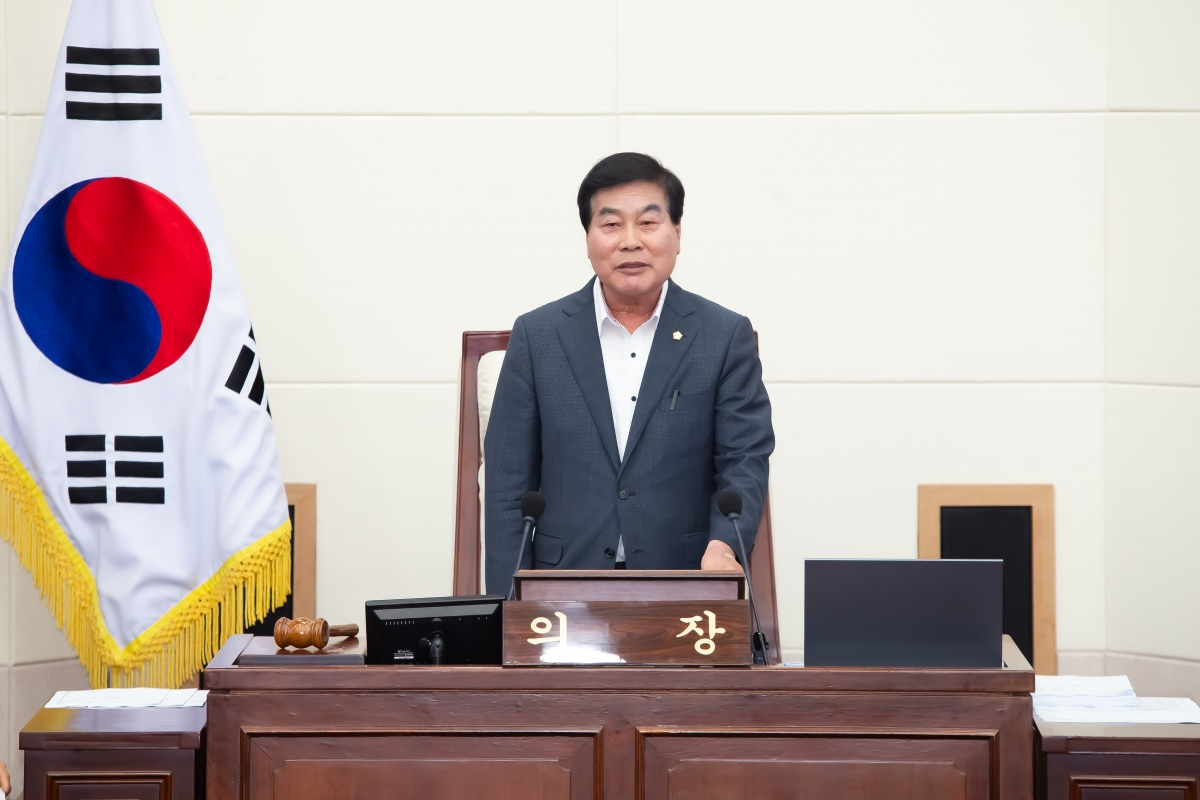 20240419-006[_P7U6595-제275회 임시회 제2차 본회의시 안주찬 의장 회의주재.jpg