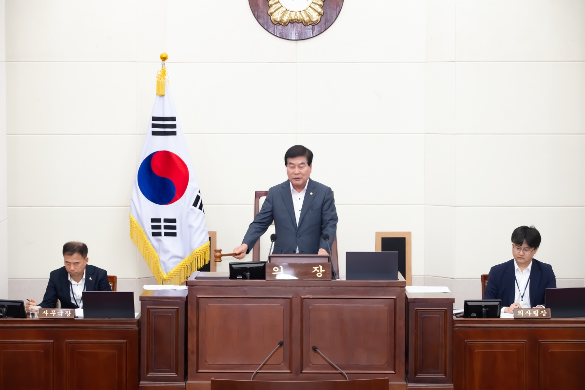20240419-009[_P7U6698-제275회 임시회 제2차 본회의시 안주찬 의장 회의주재.jpg